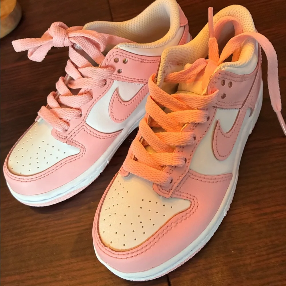 Nike Kids Low-Top Sneakers in Pink and White